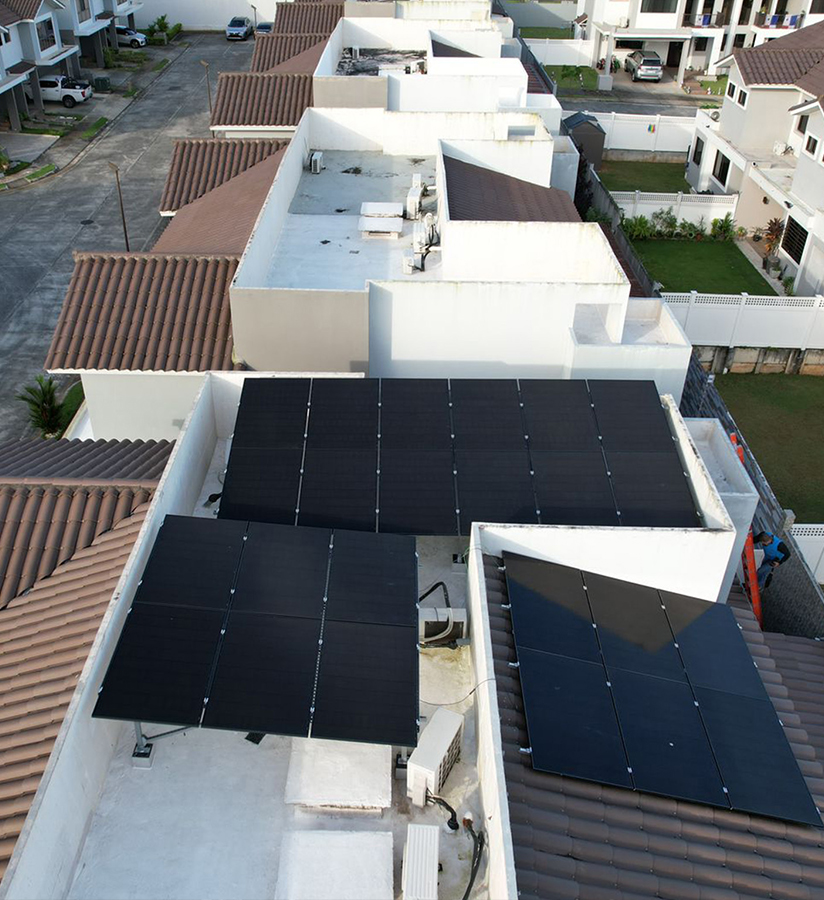 Système solaire à modules en bardeaux noirs de 10 kW au Panama